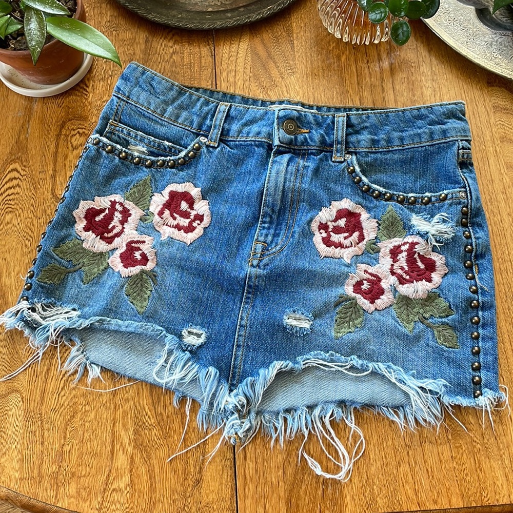 FREE PEOPLE studded denim Mini skirt embroidered and distressed size 27